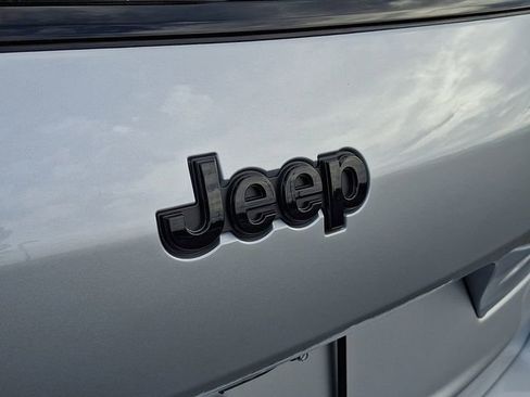 New 2025 Jeep Grand Cherokee L Altitude image 24