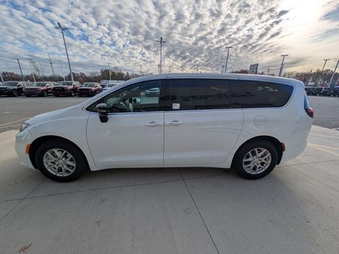 New 2026 Chrysler Pacifica Select image 7