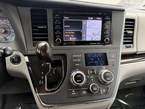 Used 2018 Toyota Sienna XLE Premium w/ Carpet Mat Package image 10