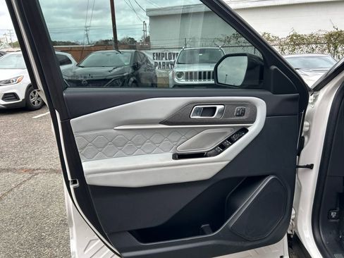 Used 2025 Ford Explorer Platinum w/ Ultimate Package image 18