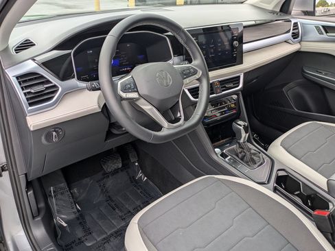 Used 2025 Volkswagen Taos SE w/ Panoramic Sunroof Package FWD image 15