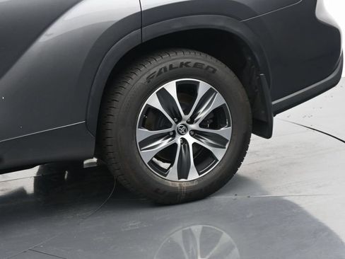 Used 2023 Toyota Highlander XLE AWD/4WD image 13