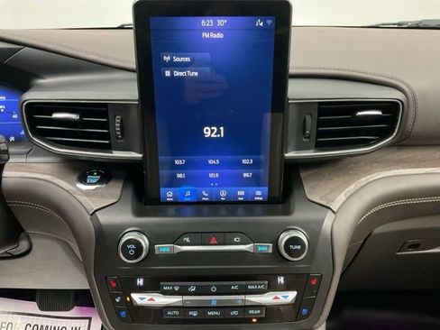 Used 2020 Ford Explorer Platinum w/ Premium Technology Package image 17