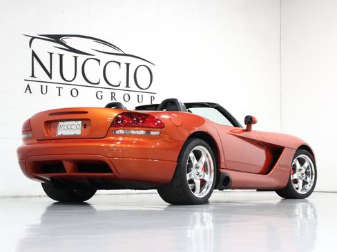 Used 2005 Dodge Viper SRT-10 w/ Copperhead Edition Group RWD image 2