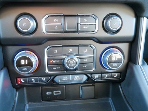 Used 2023 Chevrolet Suburban Premier AWD/4WD image 22