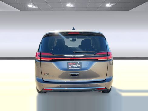 Used 2023 Chrysler Pacifica Touring-L image 10