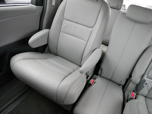 Used 2016 Toyota Sienna XLE image 12