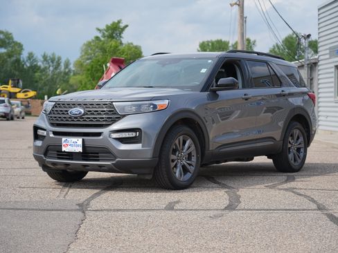 Used 2023 Ford Explorer XLT w/ Equipment Group 202A AWD/4WD image 8