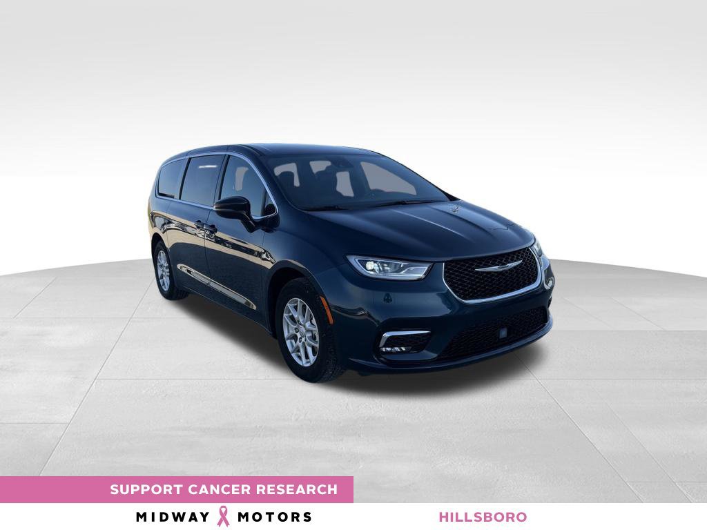 Used 2025 Chrysler Pacifica Select FWD image 1