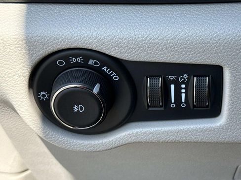 Used 2024 Chrysler Pacifica Touring-L image 44