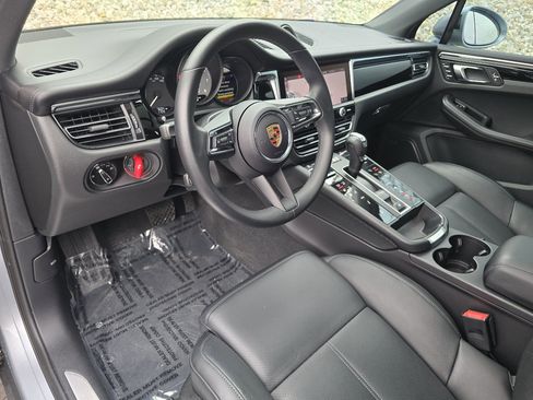 Certified 2024 Porsche Macan S image 4