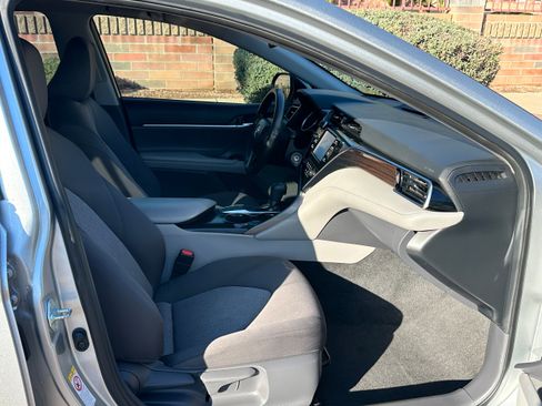 Used 2018 Toyota Camry LE image 11