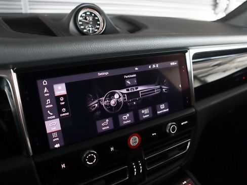 Certified 2026 Porsche Macan AWD/4WD image 25