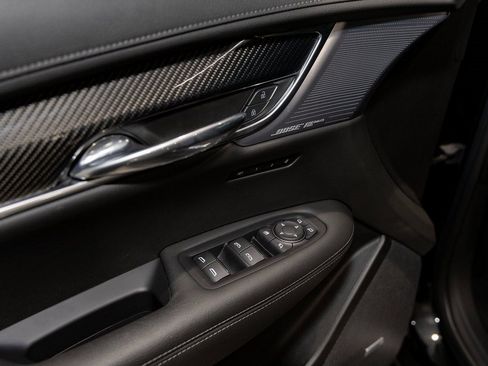 Used 2023 Cadillac XT6 Sport w/ LPO, ONYX Package image 13