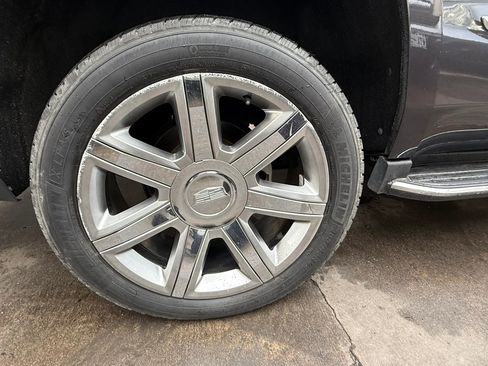 Used 2017 Cadillac Escalade Luxury RWD image 26