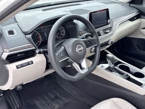 Used 2023 Nissan Altima 2.5 SV FWD image 2
