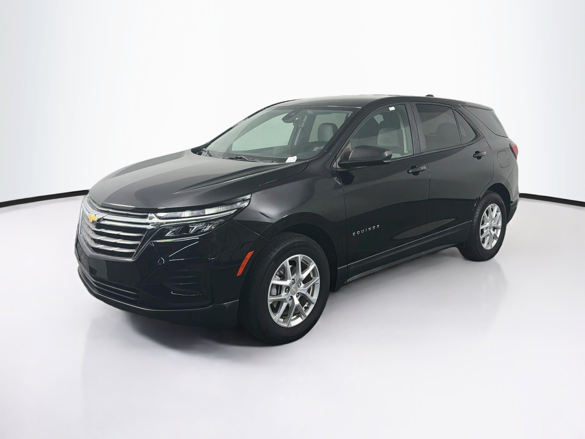 Used 2023 Chevrolet Equinox LS w/ LS Convenience Package FWD image 3