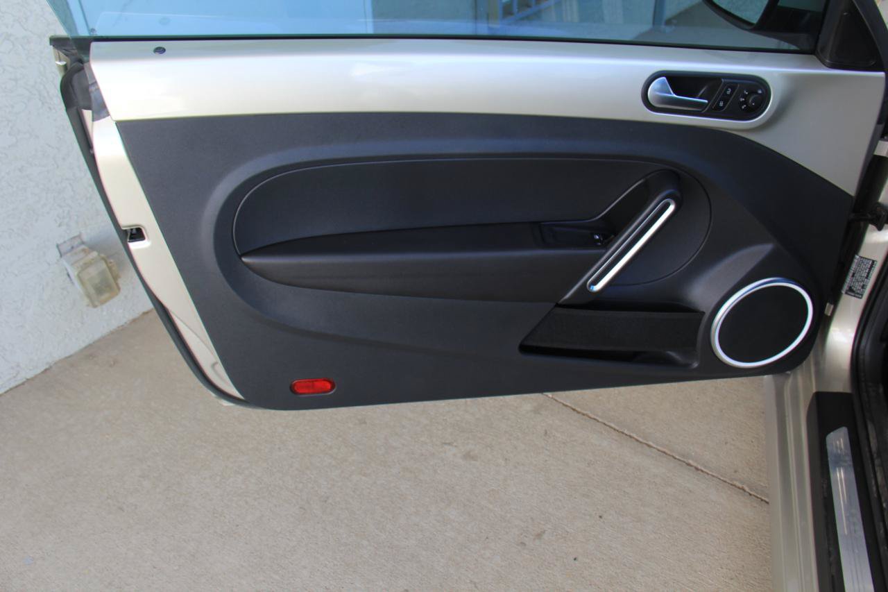 Used 2012 Volkswagen Beetle 2.5 FWD image 9