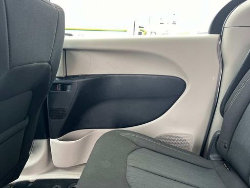 Used 2023 Chrysler Voyager LX image 23