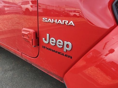 Used 2024 Jeep Wrangler Sahara w/ Technology Group image 5
