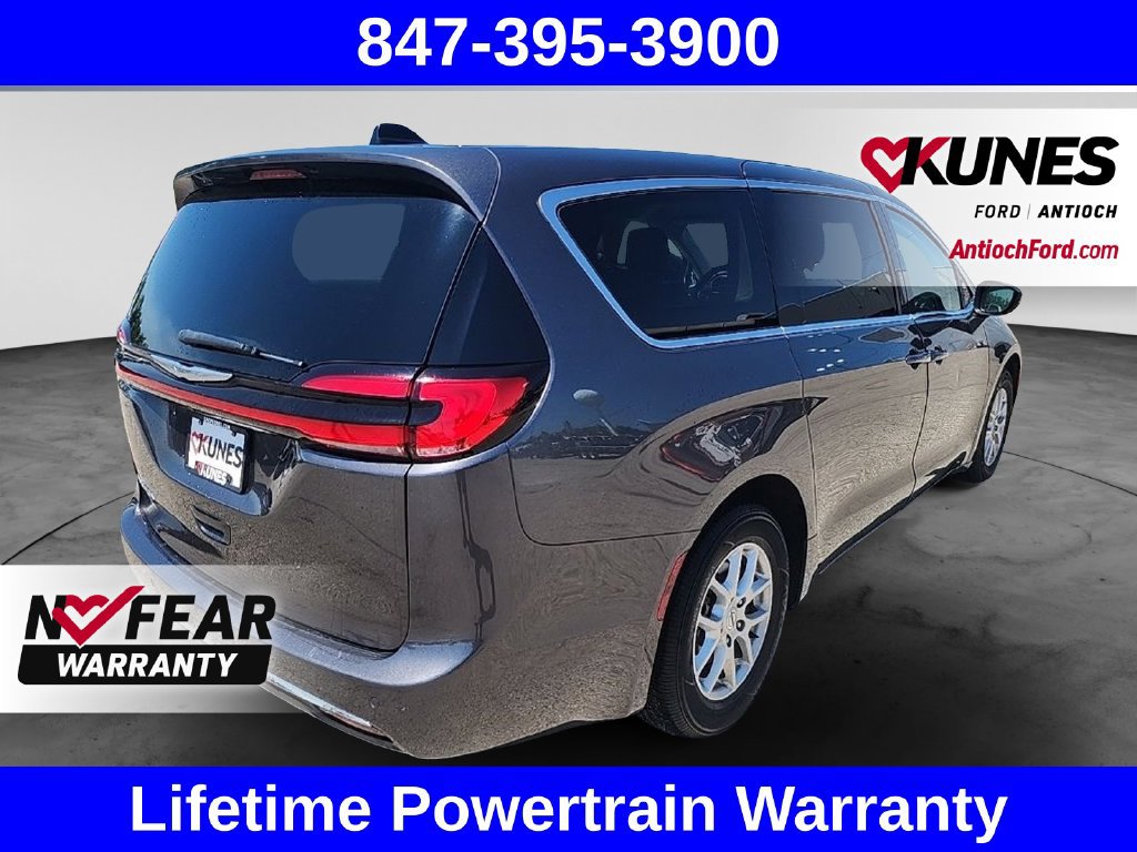 Used 2023 Chrysler Pacifica Touring-L FWD image 10