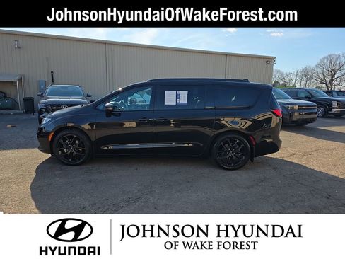 Used 2022 Chrysler Pacifica Limited w/ S Appearance Package image 16