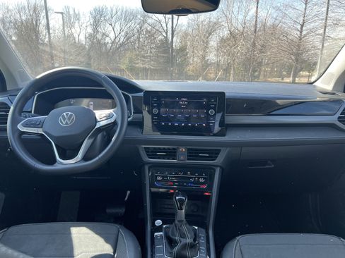 Certified 2025 Volkswagen Taos SE image 27