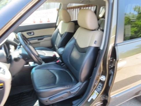 Used 2013 Kia Soul ! w/ Premium Pkg FWD image 18