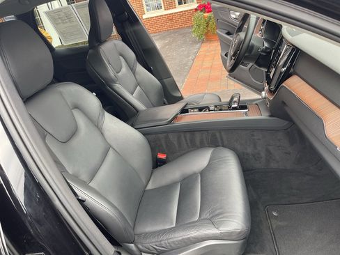 Used 2024 Volvo XC60 B5 Plus image 29