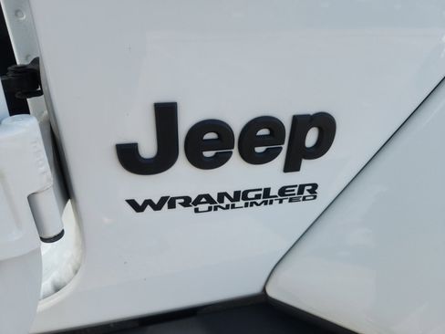Used 2020 Jeep Wrangler Unlimited Sahara image 23