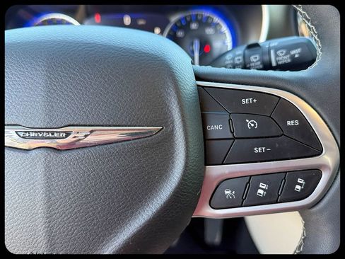 Used 2024 Chrysler Pacifica Touring-L image 41