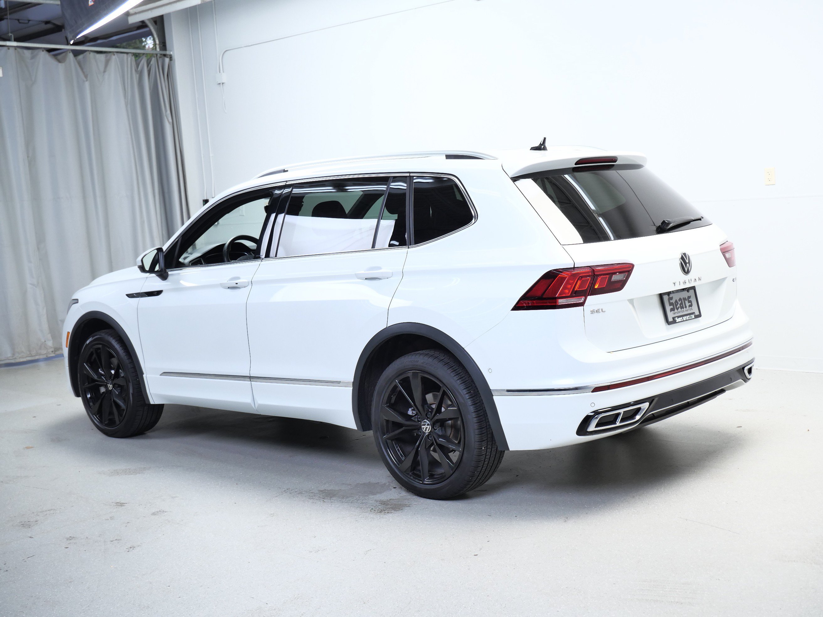 Used 2024 Volkswagen Tiguan SEL R-Line w/ MDO Package, Two-Row AWD/4WD image 11