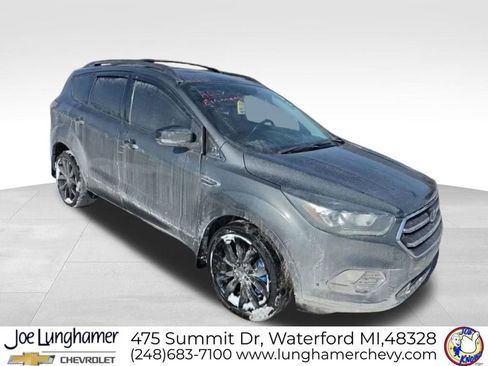 Used 2017 Ford Escape SE w/ SE Sport Appearance Package image 2