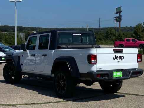 Used 2023 Jeep Gladiator Sport AWD/4WD image 5