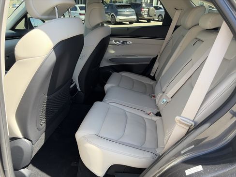 Used 2023 Genesis GV70 2.5T w/ Advanced Package image 21