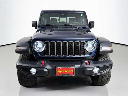 Used 2025 Jeep Gladiator Rubicon w/ Convenience Group AWD/4WD image 2
