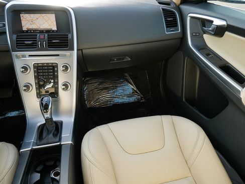 Used 2017 Volvo XC60 T6 Dynamic w/ Preferred Option Package image 11