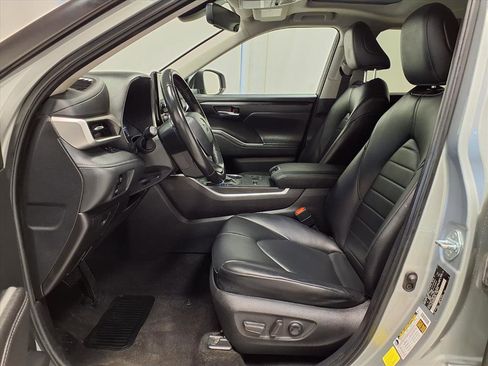 Used 2024 Toyota Highlander XLE image 25