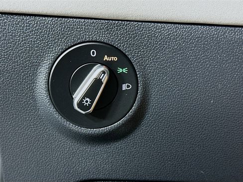 Used 2025 Volkswagen Taos SE image 17