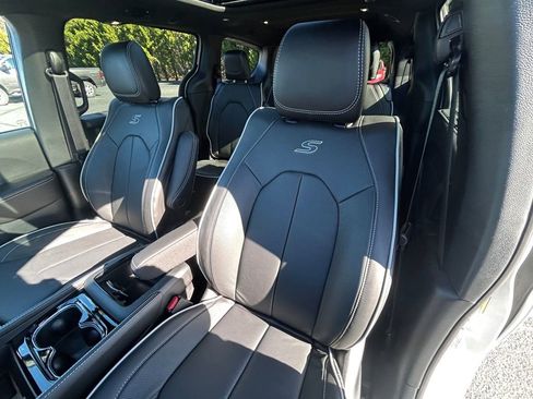 New 2026 Chrysler Pacifica Limited w/ S Appearance Package FWD image 20