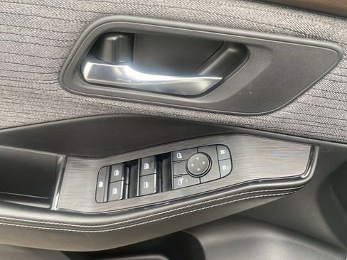 Used 2023 Nissan Rogue SV image 11