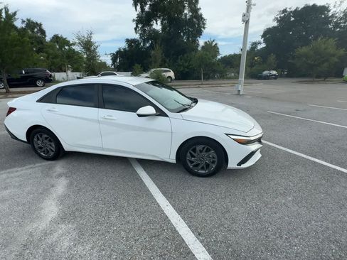 Used 2024 Hyundai Elantra SEL FWD image 9
