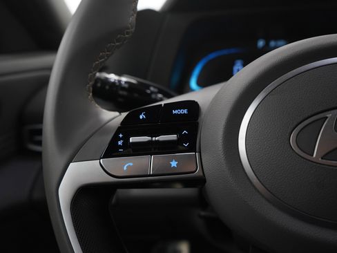 Certified 2025 Hyundai Elantra Sport FWD image 23