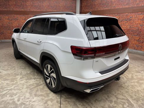 Used 2024 Volkswagen Atlas SE w/ Panoramic Sunroof Package image 3