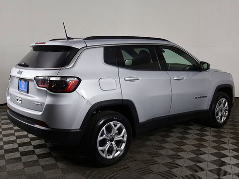 Used 2025 Jeep Compass Latitude AWD/4WD image 8