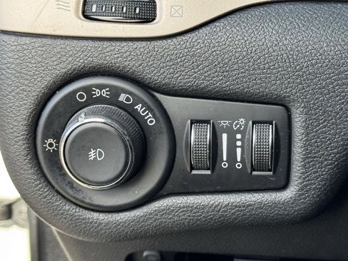 Used 2017 Jeep Cherokee Limited image 29