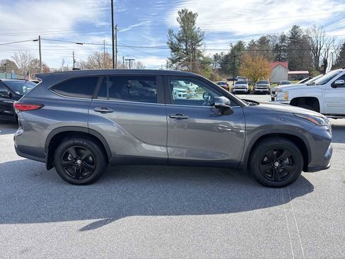 Used 2023 Toyota Highlander LE FWD image 9