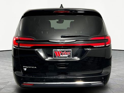 Used 2025 Chrysler Pacifica Select FWD image 5