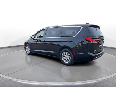 Used 2024 Chrysler Pacifica Touring-L FWD image 6