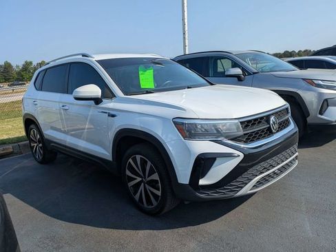 Used 2022 Volkswagen Taos SE FWD image 2